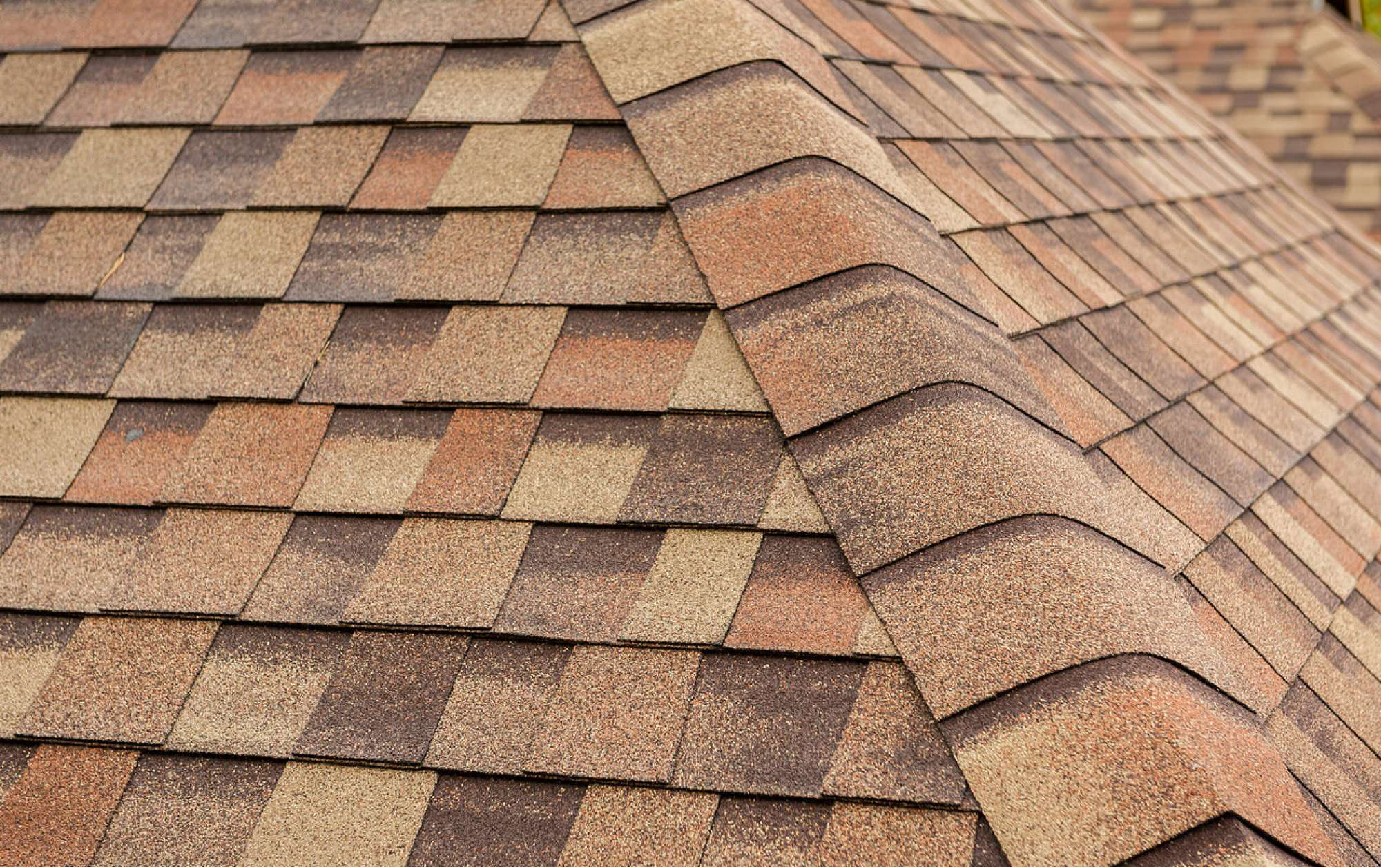 Какая форма гонта битумной черепицы практичнее?