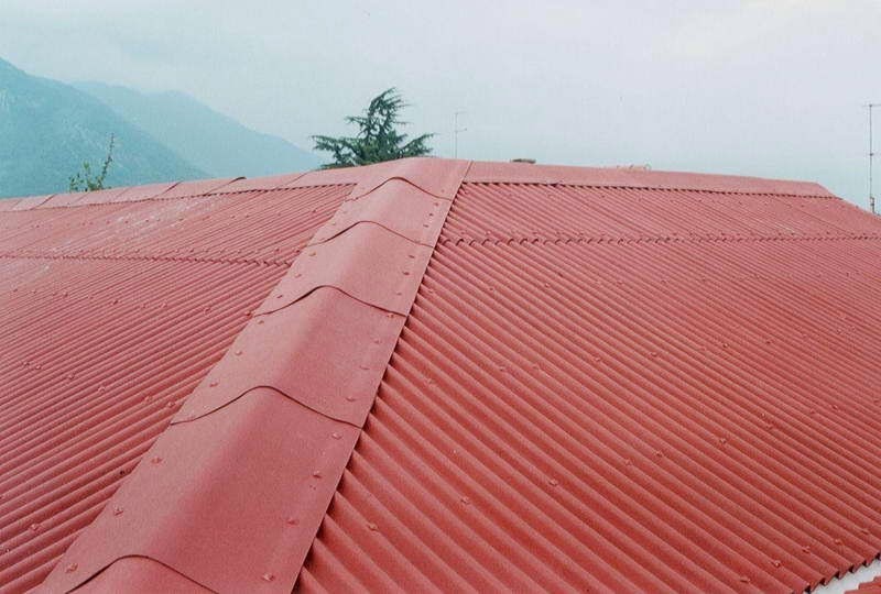 Ондулин или металлочерепица – что лучше выбрать для крыши дома?