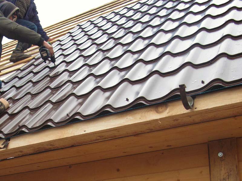 Ондулин или металлочерепица – что лучше выбрать для крыши дома?