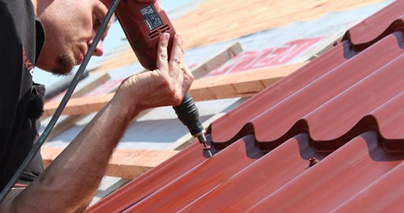 Четырехскатная крыша из металлочерепицы: технология сооружения и нюансы устройства