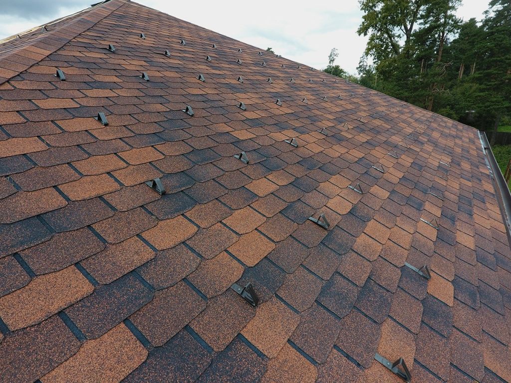 Укладка гонтов битумной черепицы и монтаж снегозадержателей