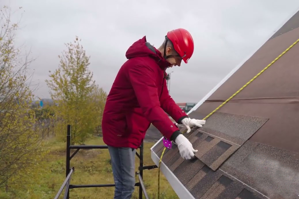 Укладка гонтов битумной черепицы и монтаж снегозадержателей