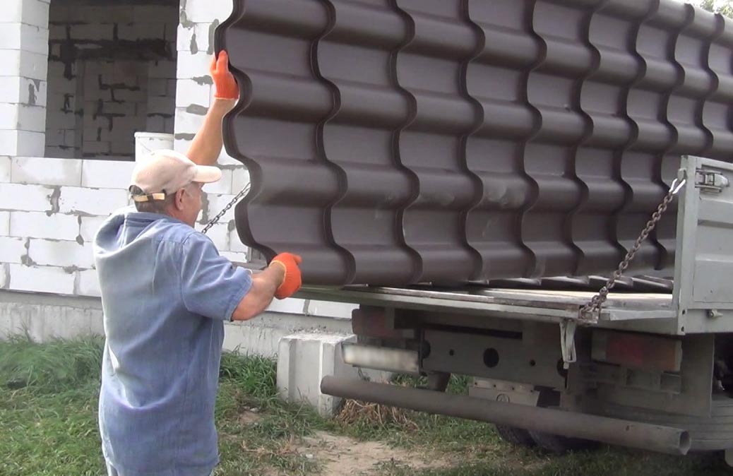 Нюансы транспортировки и хранения листов металлочерепицы, профнастила