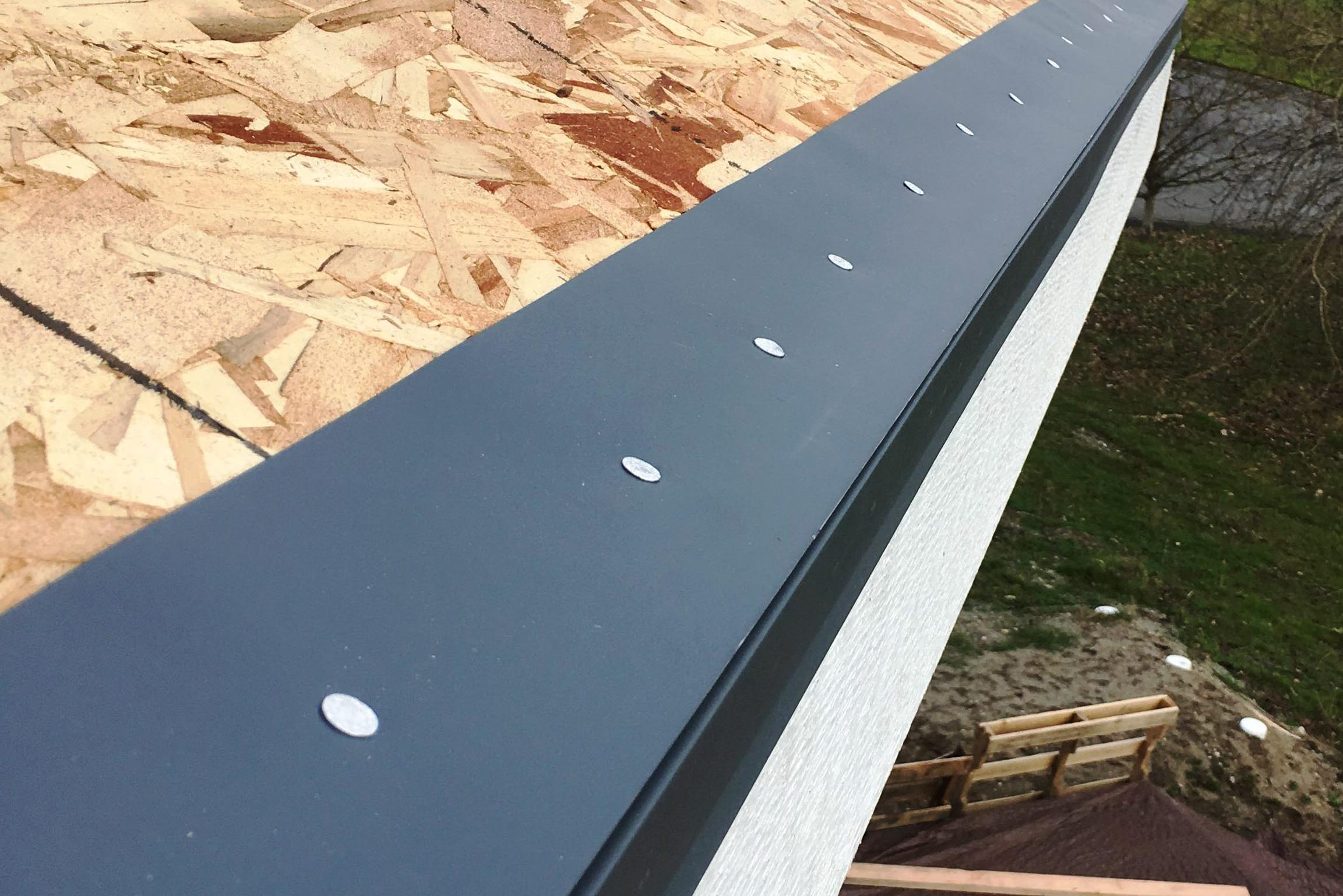 Капельники для металлочерепицы: виды, назначение, установкаКапельники для металлочерепицы: виды, назначение, установка