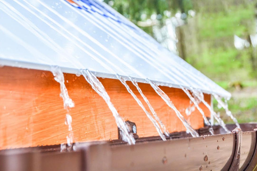 Капельники для металлочерепицы: виды, назначение, установкаКапельники для металлочерепицы: виды, назначение, установка