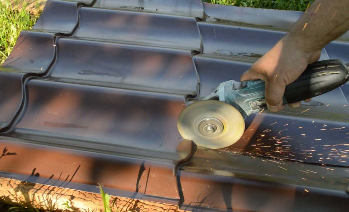 Разрезание листа металлочерепицы болгаркой