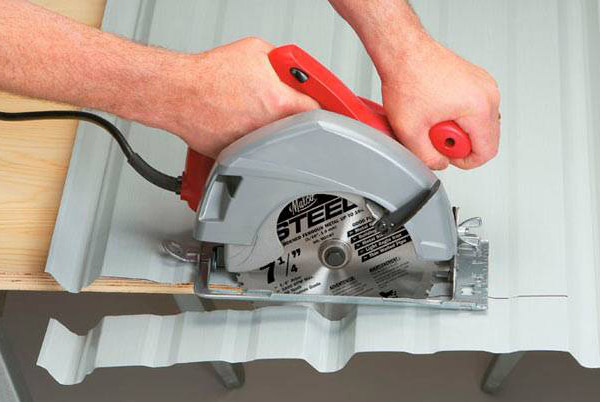 Резка металлочерепицы циркулярной пилой